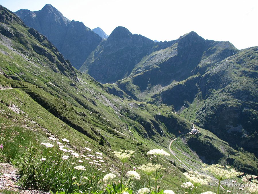 Masoni 029.jpg - Vista sulla Valle del Monte Sasso col Rifugio Longo e, in alto, l'Aga